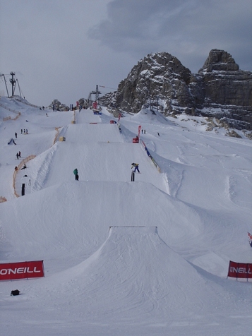 © FM4/Simon Welebil Die Pro-Line des Slopestyle-Parks am Dachsteiner Gletscher: Drei große Schanzen und am Ende slidet ein Snowboarder über ein Rail.
